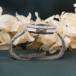 Montre-bracelet pour homme entièrement personnalisée, fabriquée à la main, entièrement sertie de diamants en or blanc, cadran en moissanite VVS, mécanique - Product Image 5