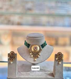 Ensemble de collier antique indien Regal avec boucles d'oreilles assorties Design de mariée lourd pour les femmes assistant à des mariages et à des rassemblements culturels - Product Image 5