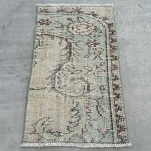 Tapis de 1,5 x 2,6 pieds, tapis turc vintage, tapis oriental en laine vert-brun - Product Image 1