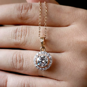 จี้เพชรทรงโซลิแตร์ 1.2 กะรัต ผลิตในห้องปฏิบัติการ พร้อมวงแหวนประดับเพชรแบบฮาโล ความใสระดับ VS สี EF ชุบโรเดียม ทอง 14K เครื่องประดับคุณภาพสำหรับผู้หญิง - Product Image 1