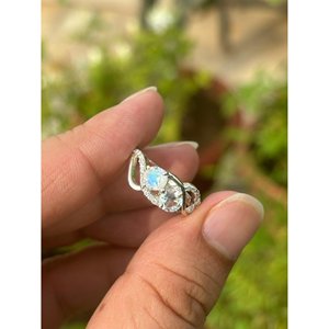 Bague en argent 925 avec pierre de lune arc-en-ciel ronde, incrustation de pierres précieuses tendance pour fiançailles, plaqué or rose et or, taille ajustable, motif en forme de main - Product Image 2