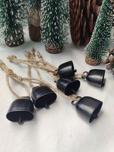 Trio de cloches suspendues en bronze rustique pour la décoration de Noël dans une ferme et un accent festif traditionnel et chaleureux - Product Image 2