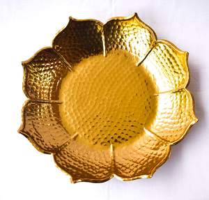 จานลายตอกแบบสวยงามพร้อมขอบลายดอกไม้ตกแต่ง ของใช้ในครัวที่จำเป็นสำหรับการตกแต่งโต๊ะอาหาร - Product Image 1