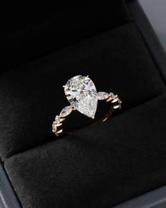 Anillo de compromiso de diamante moissanita de corte de pera de 12x8mm en oro | Joyería de Boda nupcial de piedra lateral Marquesa - Product Image 1