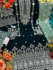 Elegante Conjunto de Invierno Shalwar Kameez de Terciopelo Bordado con Dupatta y Pantalón Jacquard, un Conjunto Invernal Perfecto - Product Image 5