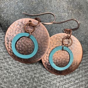 Boucles d'oreilles en cuivre de qualité design pour femmes avec un thème tribal élégant et une finition de style artisanal oxydé vintage - Product Image 6