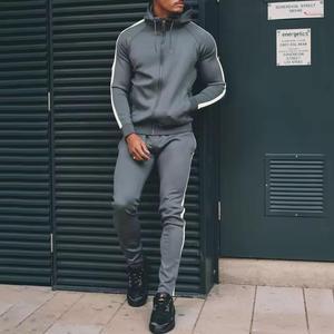 Ensemble homme sur mesure en mélange de coton bio |   Sweat-shirt et pantalon de survêtement brodés pour un look décontracté en hiver - Product Image 5