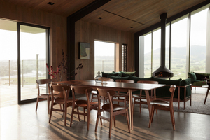 เก้าอี้รับประทานอาหาร Roppan ทำจากไม้สักแข็งที่มีผิวสีน้ำตาลมันวาวเหมาะสำหรับร้านอาหารหรือร้านกาแฟ - Product Image 6