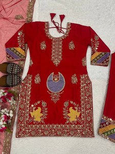 Conjunto Exclusivo de Diseñador de 3 Piezas, Top y Pantalón de Seda Crepé Estampada con Trabajo de Lentejuelas y Bordado, Dupatta de Encaje Elegante - Product Image 4