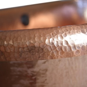 Baignoire de trempage autoportante ovale en cuivre martelé poli Baignoire sur pied en cuivre autoportante moderne avec trop-plein - Product Image 6