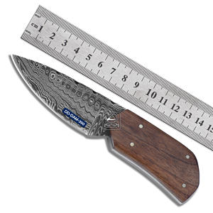 Cuchillo de Caza Personalizable Hecho a Mano DD-DAM-388 con Hoja de Acero de Damasco, Punta Trailing de 3mm y Mango de Madera de Nogal Exótico Grabado - Product Image 3