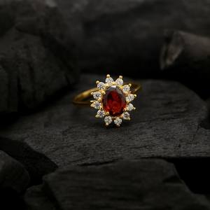 แหวนหมั้นพลอยโกเมนสีแดงรูปไข่ แหวนพลอยโกเมนชุบทอง 14K แหวนพลอยประจำเดือนมกราคม เครื่องประดับสไตล์วิคตอเรียน - Product Image 1