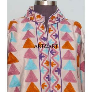 Chaqueta Acolchada de Mujer Bordada a Mano con Terciopelo Suzani, Estilo Bohemio Clásico y Elegante, Algodón Ecológico - Product Image 2