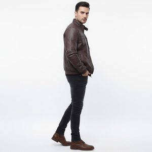 คอลเลกชันเสื้อผ้าลำลองสุดเทรนดี้ ประกอบด้วยแจ็คเก็ตหนังผู้ชาย คอตั้งผ้าแคนวาส แห้งเร็ว ระบายอากาศดี เป็นมิตรกับสิ่งแวดล้อม เหมาะสำหรับการเดินทางและทำงาน - Product Image 2