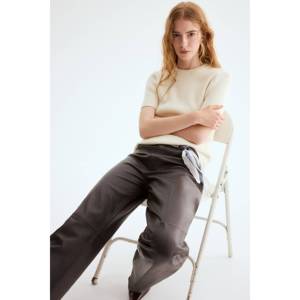 เสื้อยืดถักจากผ้าขนสัตว์ ผ้ากันเป็นขุย สวมใส่สบายและมีสไตล์ - Product Image 1