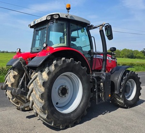 รถแทรกเตอร์ขับเคลื่อนสี่ล้อ Massey Ferguson สำหรับใช้งานในฟาร์ม ระบบเกียร์ขับเคลื่อน พร้อมอุปกรณ์ต่อพ่วงด้านหน้า - Product Image 4