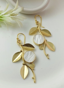 Pendientes colgantes de hoja y rama con acentos de nácar, joyería llamativa inspirada en la naturaleza para mujer - Product Image 3