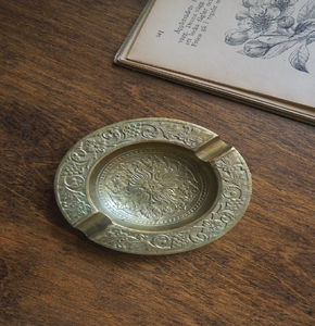 Un cendrier rond en laiton poli avec un couvercle ajusté et une sculpture de cobra comme poignée. - Product Image 4