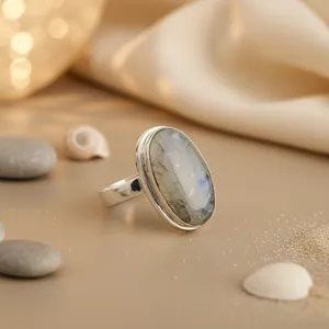 Bague ovale en argent sterling 925 pour femme avec pierre de lune de 10 mm et incrustation de grenat et d'améthyste - Product Image 1