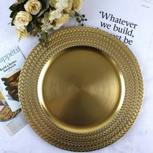 Assiette de présentation décorative en fer doré écologique avec bordure à motif de feuilles, durable - Product Image 1