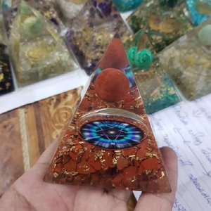 Vente en gros d'agate pierre naturelle jaspe rouge orgone pyramide reiki chargé cristal sculpté style amour orgonite pour la décoration de la maison - Product Image 6