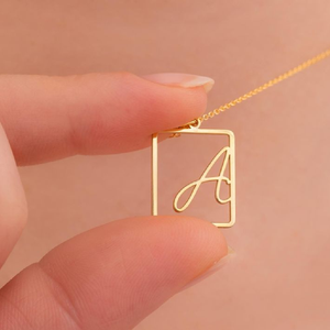 Collar inicial de bloque personalizado para una pieza de declaración moderna y elegante para mujeres y hombres disponible a un precio más barato - Product Image 1