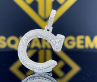 Pendentif Hip Hop en or plaqué 18 carats, méticuleusement conçu, alliant élégance moderne et charme intemporel, le rendant un accessoire de mode.