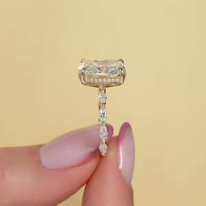 Anillo de compromiso de diamantes con corte de cojín de 10x8mm | Acentos laterales de solitario Plata de ley chapada en oro de 18 quilates | Boda nupcial minimalista - Product Image 2