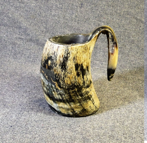 Mug en corne noire polie avec une courbe naturelle. Élégant et rustique. Disponible aux prix de gros - Product Image 4