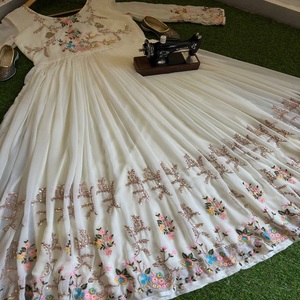 El último diseñador Faux Georgette Thread Bordado Trabajo Anarkali Vestido por FabZone - Product Image 2