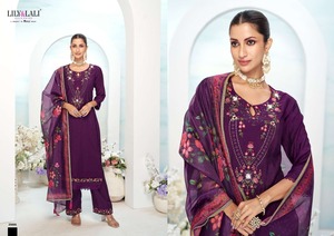 Costume en pur coton à la demande avec ensemble Dupatta imprimé pour femmes, fournisseur de vêtements ethniques en gros disponible au meilleur prix - Product Image 3