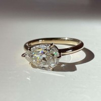 Ancienne bague de fiançailles solitaire en moissanite coupe européenne 2.00 ct poire coupe OEC diamant antique bijoux en pierre de l'est et de l'ouest perle principale