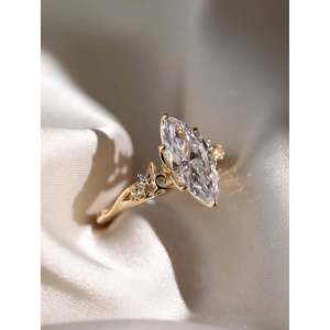 Anillo de Compromiso de Oro con Diamante Cultivado en Laboratorio de 1.73ct, Corte Excelente, Claridad VVS1, Piedra Lateral de 0.10ct, Certificado IGI - Product Image 3