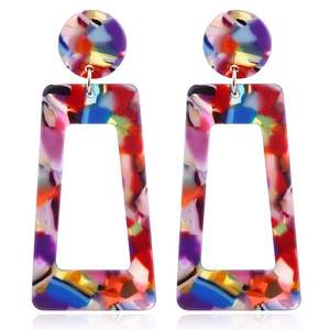 Pendientes colgantes de resina hechos a mano con acabado acrílico liso pendientes acrílicos de resina floral en estilo gota para uso veraniego - Product Image 4