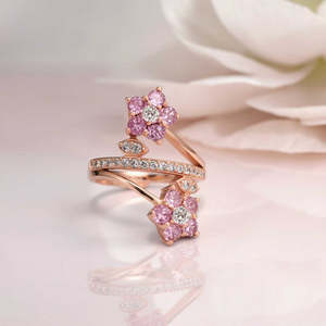 Anillo de compromiso de moda Hallmark con flor de plata y oro rosa, incrustaciones de diamantes de talla princesa y engaste de garra - Product Image 2