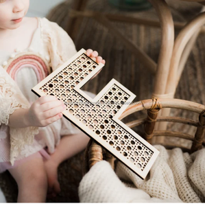 Signes personnalisés pour bébés, en rotin, Look de osier et monogramme, lettres en bois, pour pépinière - Product Image 5