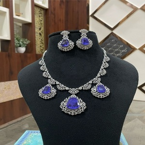 Hermoso diseño de piedra de alta calidad, conjunto de collar de circonita cúbica plateada, pendientes para mujer, joyería de diseñador para uso de boda - Product Image 1