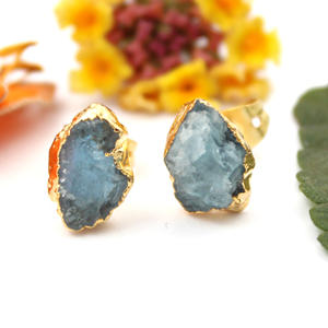 Pendientes de tuerca de Aguamarina en bruto electrochapados en oro joyería de piedra natal para marzo - Product Image 1