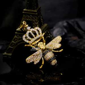 Nuevo único totalmente helado personalizado abeja sosteniendo una corona Hip Hop colgante redondo brillante Moissanite VVs diamantes 10K oro amarillo - Product Image 3