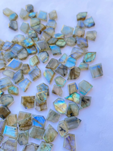 Piedra preciosa hecha a mano Flashy Labradorite Slice Table Cut Gemstone Flashy Labradorite Slice 13 piezas para la fabricación de joyas - Product Image 2