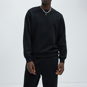 Sudadera clásica negra de cuello redondo para hombre con un diseño minimalista y ajuste relajado, perfecta de comodidad y estilo moderno - Product Image 1