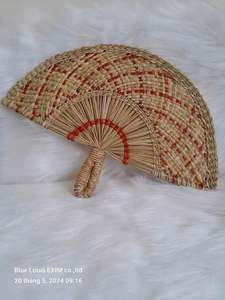 พัดลมทอจากหญ้าทะเลแนววินเทจคุณภาพสูง-ศิลปะติดผนังแบบยั่งยืนที่ทำด้วยมือในเวียดนาม! -ดอกบัวสีน้ำเงิน - Product Image 2
