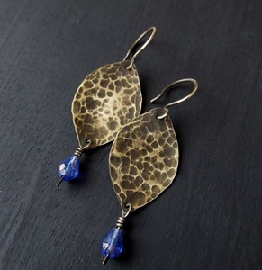 Boucles d'oreilles artistiques en laiton pour femmes avec des motifs estampés à la main et un design symbolique parfait pour des bijoux significatifs - Product Image 3
