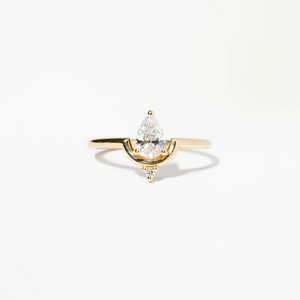 Bague de mariage en or jaune 14 carats avec petite poire nichée et diamant taille ronde Bague enveloppante en diamant Bijoux de mariage et de fête - Product Image 1