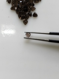 Piedras Preciosas Sueltas de Cuarzo Ahumado Natural de 4 mm, Corte Trillón, para Diseños Delicados - Product Image 2