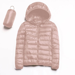 Chaqueta acolchada ligera acolchada con capucha resistente al agua y resistente al viento para mujer - Product Image 1