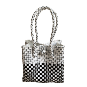 Sac tissé pour femme classique de luxe fait à la main Matériel recyclé en plastique de qualité supérieure Noir et blanc Tissage recyclé d'Indonésie - Product Image 6