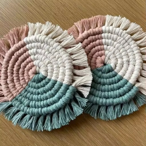 Posavasos de macramé de algodón ecológico con forma redonda clásica y encanto acogedor perfecto para espacios de vida Boho modernos - Product Image 1