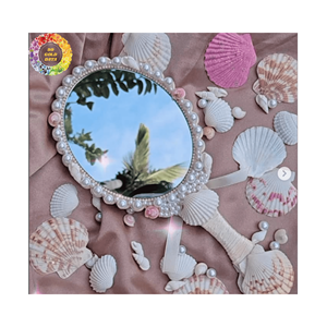 Miroir coquille pour plage, miroir compact fait à la main avec des coquillages naturels et des perles, accessoire de vanité sirène ou idée cadeau côtière - Product Image 1
