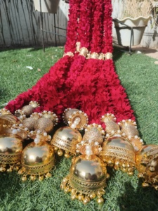 การตกแต่งเทศกาลแต่งงานแบบอินเดียระฆังประดับด้วยคาลีร่าสีทองเข้มพวงมาลัยผ้าสีแดงดอกไม้ประดิษฐ์การรับดอกไม้สีแดง - Product Image 6